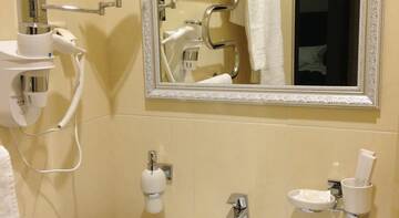 Фото номера Двухместный номер с 2 отдельными кроватями Гостиница Orient Hotel г. Пятигорск 6