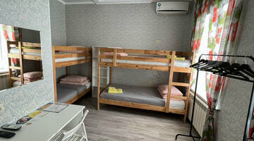 Фото номера Спальное место на двухъярусной кровати в общем номере для женщин Хостел Свои г. Пятигорск 4