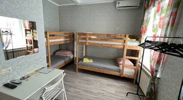Фото номера Кровать в женском 4-местном номере №2 (удобства на этаже) Хостел Свои г. Пятигорск 2